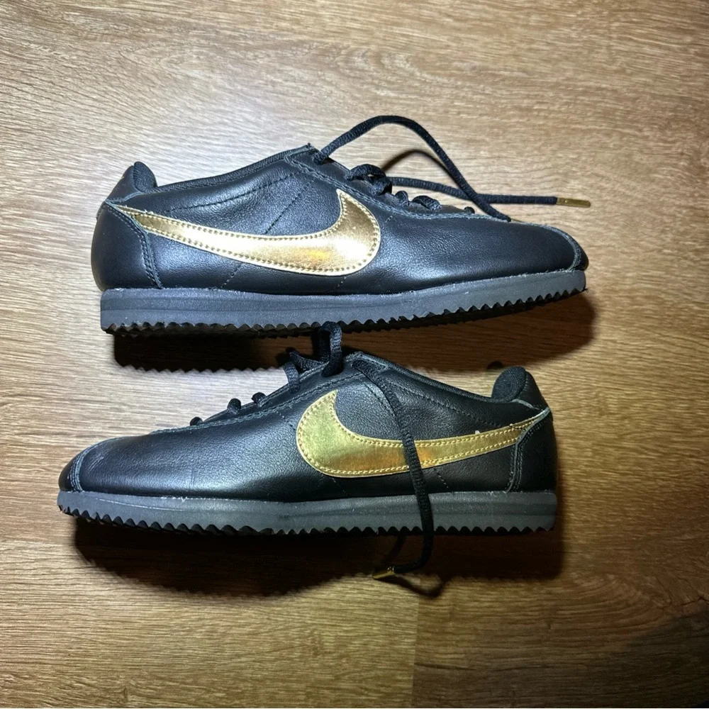 Nike Cortez‎ Black Gold Leather Youth Size 5 Sneakers Classic Retro Shoes